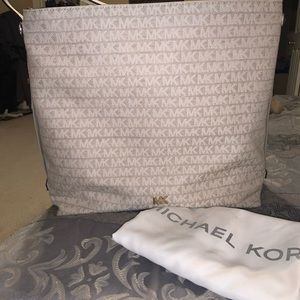 Brand new with tags Michael Kors Griffin Hobo Bag, Natural/Light Cream.